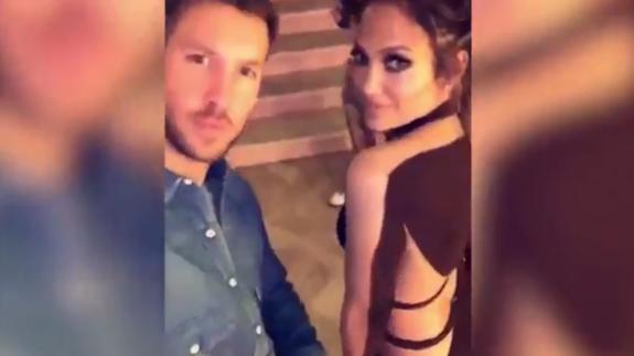 La cantante Jennifer Lopez y el modelo Calvin Harris en una fiesta.