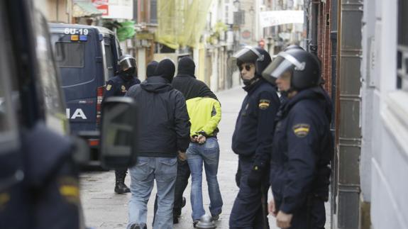 Agentes de la Policía Nacional durante una detención.