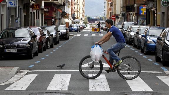 Un ciclista por la calle en el día sin coches.