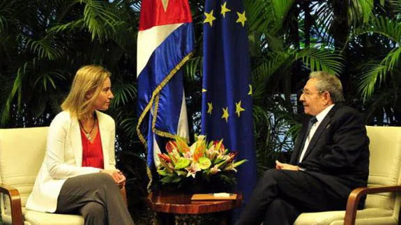 Raúl Castro y la jefa de la diplomacia de la UE en la Habana, Cuba.
