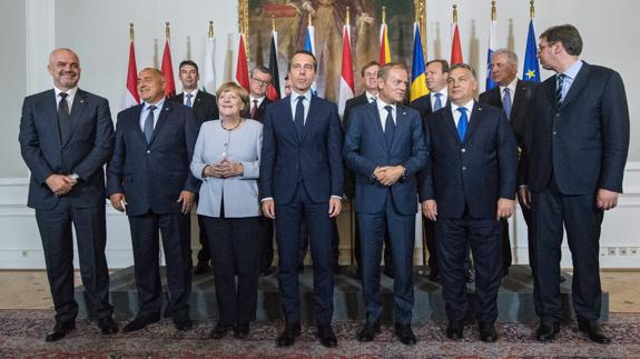 Foto de familia de los participantes en la cumbre.