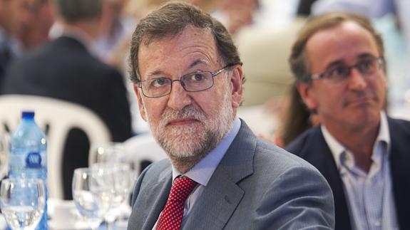Mariano Rajoy y el candidato a lehendakari por el PP, Alfonso Alonso, en Vitoria.
