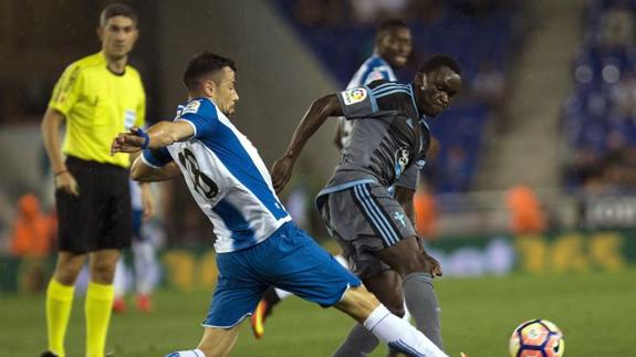 Javi Fuego (i) pugna por un balón con Pione Sisto. 