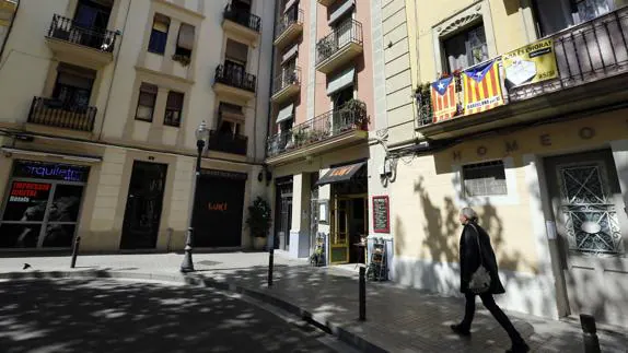 Una mujer pasea por una calle de Barcelona.