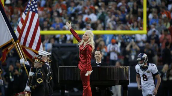 Lady Gaga cantó el himno estadounidense en el Super Bowl 2016.