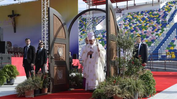 El papa Francisco comienza la misa en Georgia.