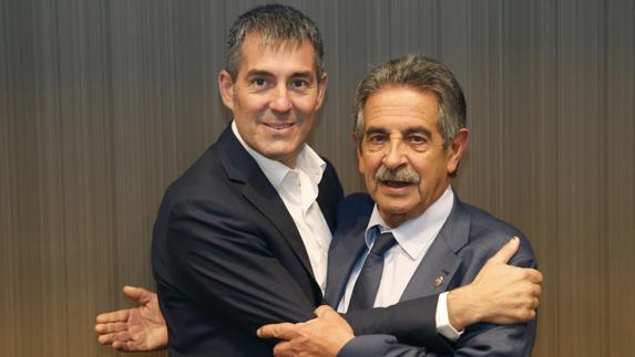 El presidente de Canarias, Fernando Clavijo, saluda a su homólogo de Cantabria, Miguel Ángel Revilla. 