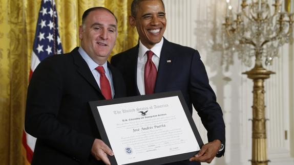 El cocinero Jose Andres posa junto a Barack Obama.