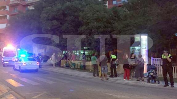 Agentes de la Policía Local y vecinos de la zona en el lugar del accidente.