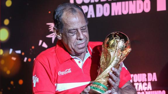 Carlos Alberto, con la Copa del Mundo. 