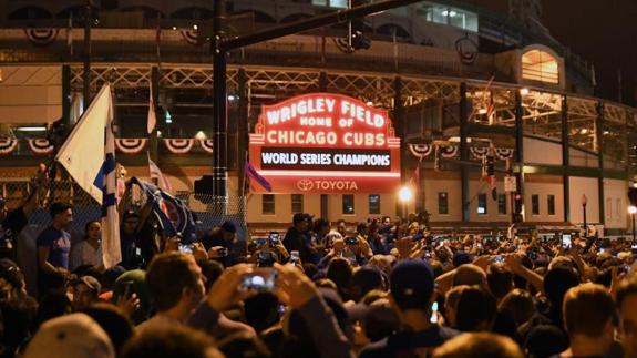 Los aficionados de los Cubs celebran las Series Mundiales. 