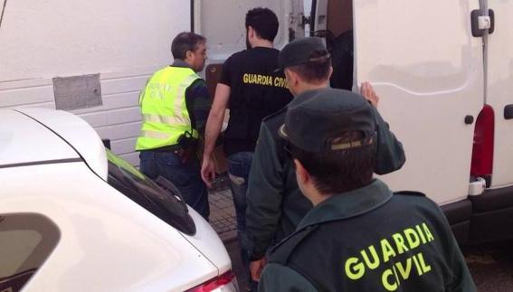 Agentes de la Guardia Civil meten en una furgoneta parte de la documentación intervenida en la sede de UPA-UCE en Mérida.