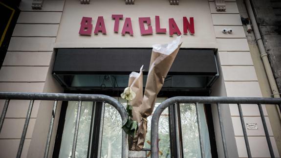 Flores frente a la entrada de la sala Bataclan.