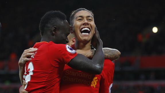 Mané y Firmino celebran un gol del Liverpool al Watford. 