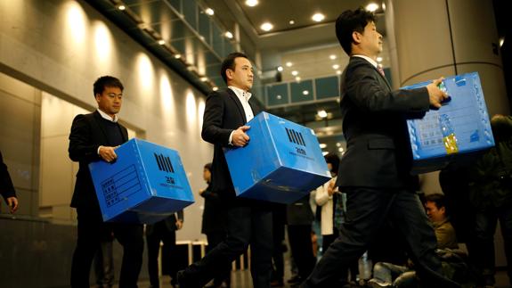 Operarios de la fiscalía con material requisado en Samsung.