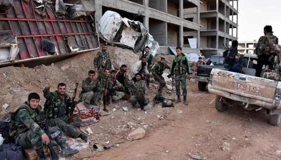 Soldados sirios descansan en la zona '1070', una barriada de Alepo.