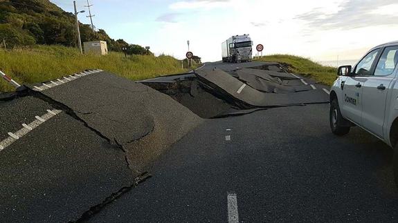 Imagen de una carretera tras el terremoto. 