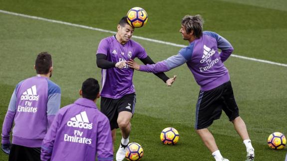 Fábio Coentrao (d), durante un entrenamiento del Real Madrid. 