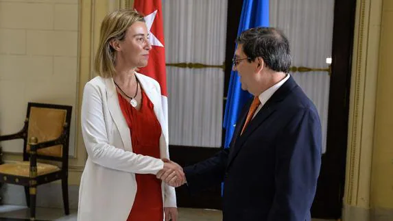 Federica Mogherini estrecha la mano de Bruno Rodríguez el pasado mes de marzo en La Habana. 