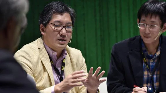 El creador de Sonic, Yuji Naka (i).