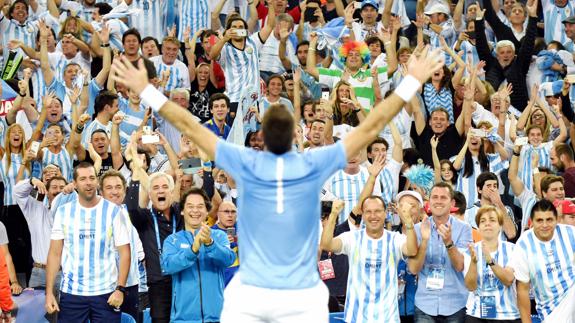 Del Potro celebra con su afición la Copa Davis. 