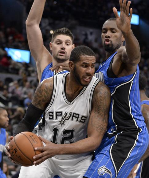 LaMarcus Aldridge (c) de Spurs ante Serge Ibaka (d) de Magic.