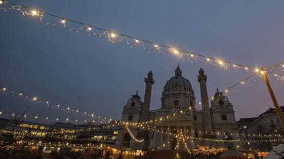 Fachada del Vista de la decoración y el mercadillo navideño en la Plaza Carlos (Karlsplatz) de Viena