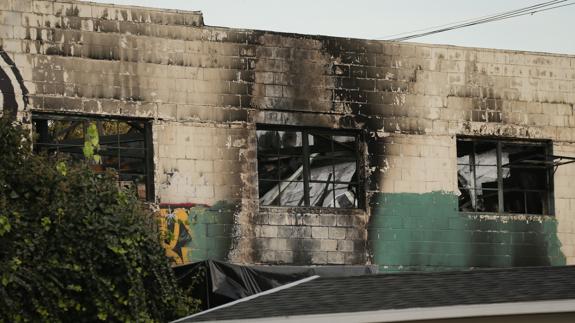 El exterior del edificio calcinado.