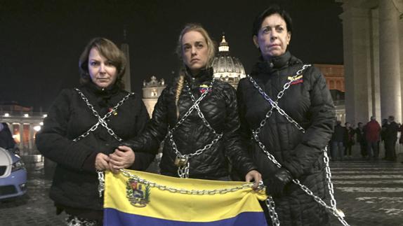 La esposa de Leopoldo López, Lilian Tintori (c), encadenada frente al Vaticano junto a Antonieta López (d), madre de López, y Mitzy Capriles de Ledezma, esposa del alcalde de Caracas. 