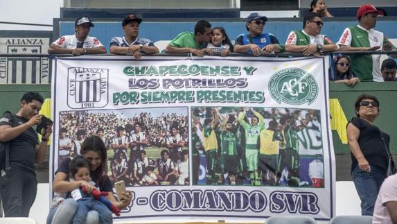 Familiares, amigos y aficionados, durante el homenaje. 