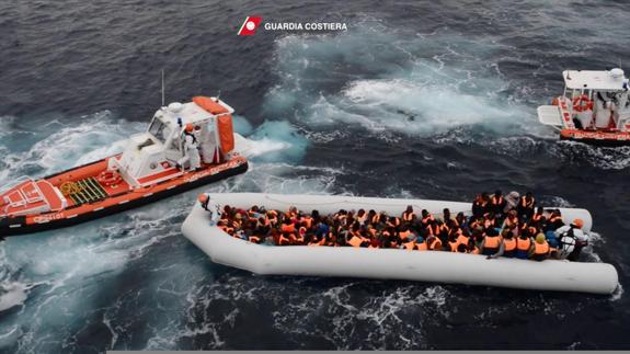 La Guardia Costera italiana durante una operación de rescate en el Mar Mediterráneo. 