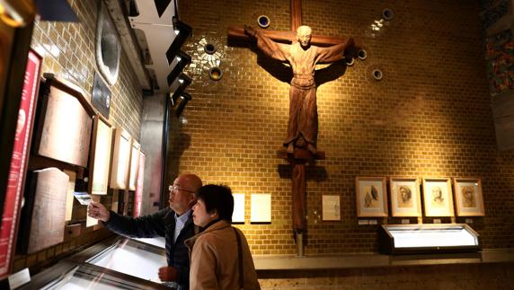 Una pareja de japoneses en una iglesia de Ikitsuki. 