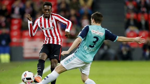 Iñaki Williams intenta un pase. 