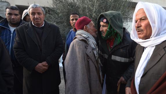 Mustapha Amri (centro), padre de Anis Amri, recibe condolencias. 