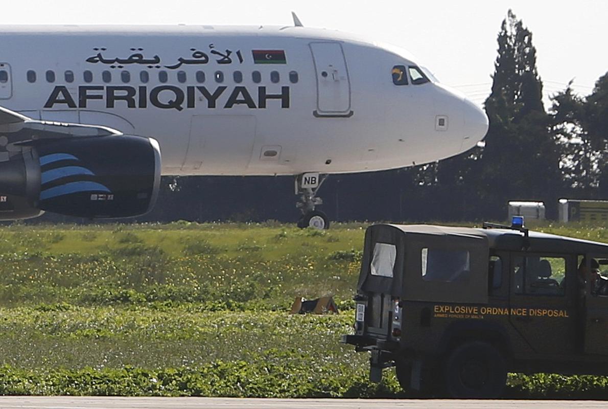 Militares malteses, junto al avión.