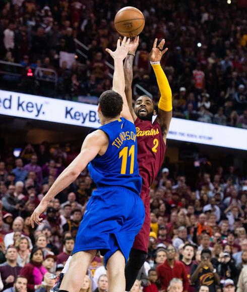 Kyrie Irving lanza ante la oposición de Klay Thompson. 