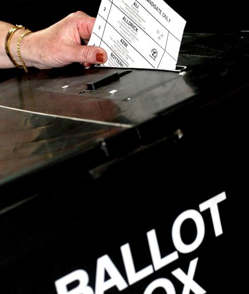 Una mujer votando en unas elecciones municipales de Reino Unido.