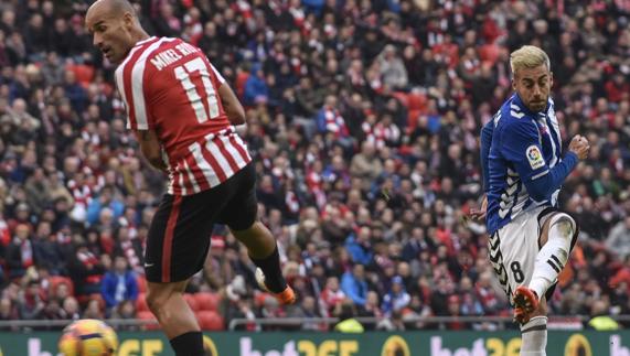 Víctor Camarasa (d), dispara el balón ante Mikel Rico (i).