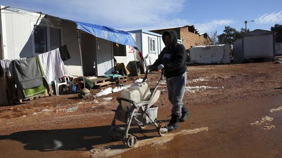 Un refugiado afgano, en un campamento griego.