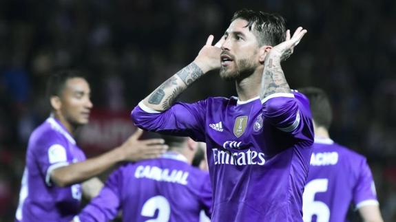 Sergio Ramos responde los insultos de los ultras del Sevilla. 