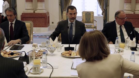 Felipe VI junto al ministro de Fomento, Íñigo de la Serna, en el Palacio del rey Saud, en Riad.