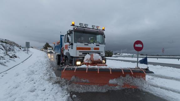 Una maquina quitanieves retira la nieve caída en Bullas, en la salida de la autovía que une Murcia con Caravaca de la Cruz.