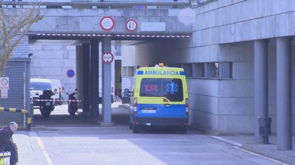 Una ambulancia llega al Hospital Comarcal de la Selva, en Blanes.
