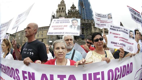 Las víctimas de la tragedia de Angrois en una manifestación en Santiago.