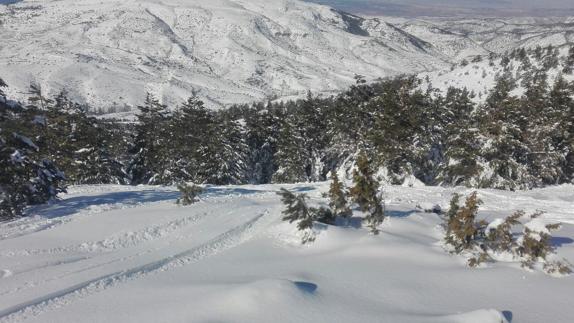 Los grandes espesores de nieve cubren la estación turolense de Javalambre
