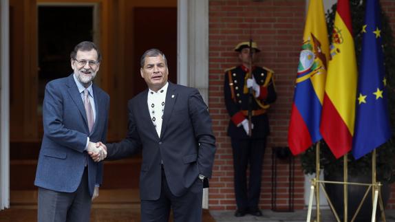 Mariano Rajoy (izq.) y Rafael Correa (dcha.).