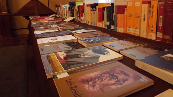 Varios libros en una tienda.