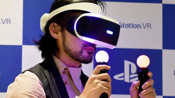 Un hombre prueba la Play Station VR de Sony.