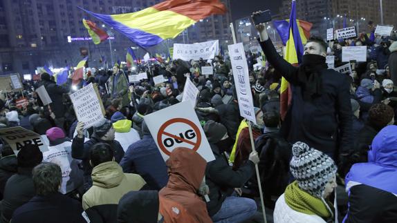 Protestas en Rumanía por la propuesta de despenalizar la corrupción.