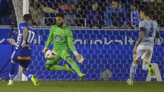 Édgar define ante Sergio para marcar el gol de la victoria.